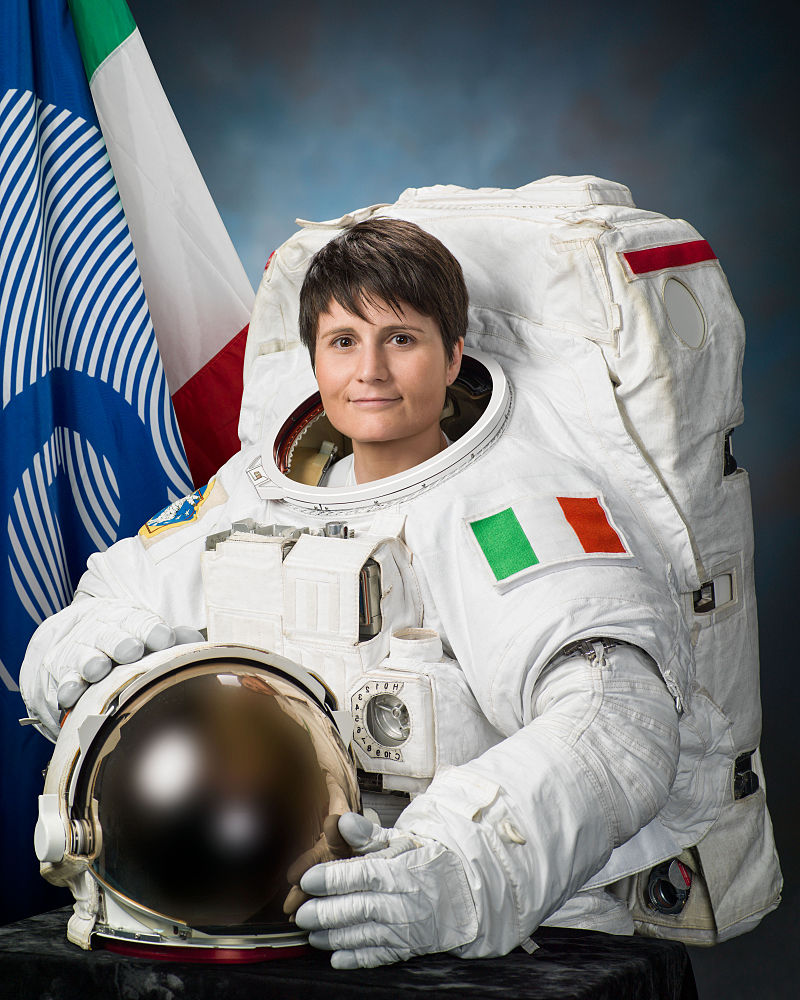 Samantha Cristoforetti (Milano, 26 aprile 1977) è un'astronauta e aviatrice italiana, prima donna italiana negli equipaggi dell'Agenzia Spaziale Europea e prima donna europea comandante della Stazione spaziale internazionale