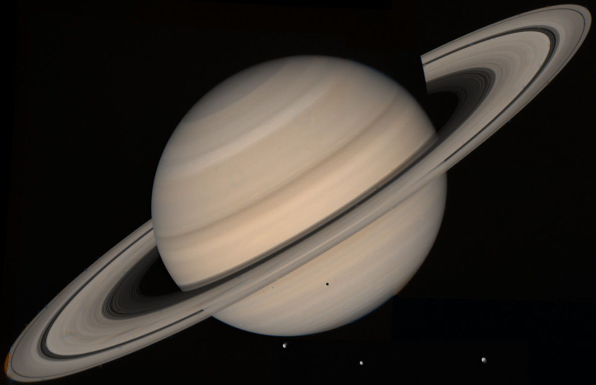 Tutti conoscono gli anelli di Saturno, quel meraviglioso sistema di anelli planetari che ruota attorno al pianeta più famoso del sistema solare. 